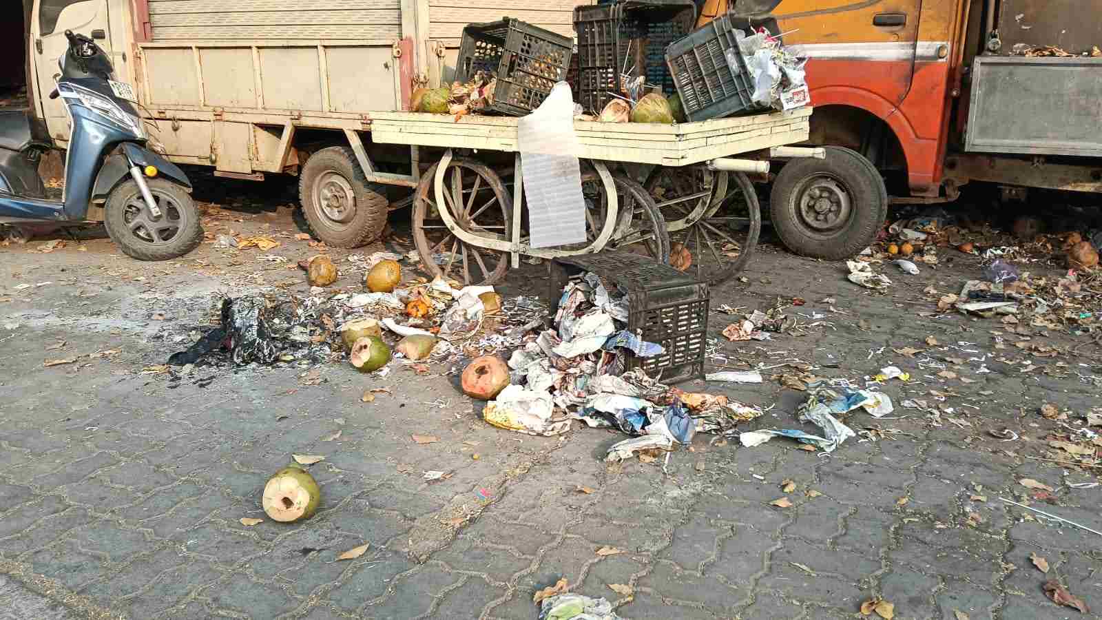 स्वच्छ भारत अभियान को ठेंगा दिखाते नारियल पानी विक्रेता, सड़कों पर पसरी गंदगी से हादसों का खतरा